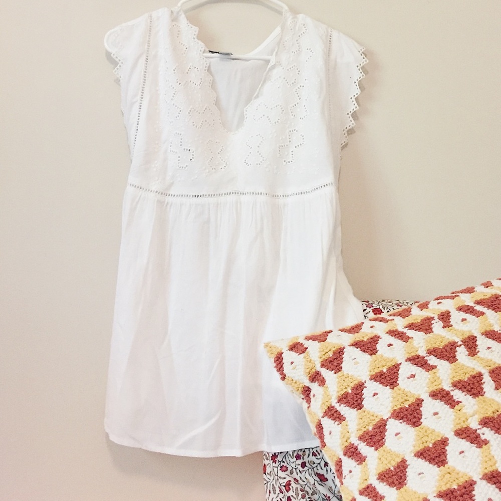 Bass white embroidered blouse. Size Medium.